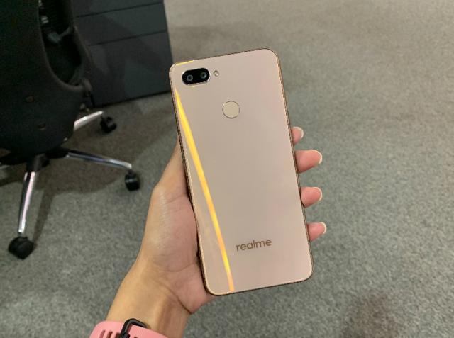 Realme U1 looks much like the Realme 2 Pro but in a slightly smaller body. Realme U1 looks much like the Realme 2 Pro but in a slightly smaller body.