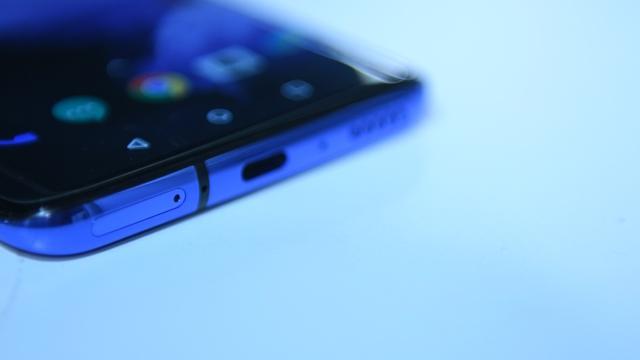 No 3.5mm headphone jack! No 3.5mm headphone jack!