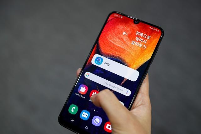 While Samsung is anxious to remain global smartphone market leader, some analysts worry it might not be worth the risk given that profits in the budget phone business are scarce for all. While Samsung is anxious to remain global smartphone market leader, some analysts worry it might not be worth the risk given that profits in the budget phone business are scarce for all.