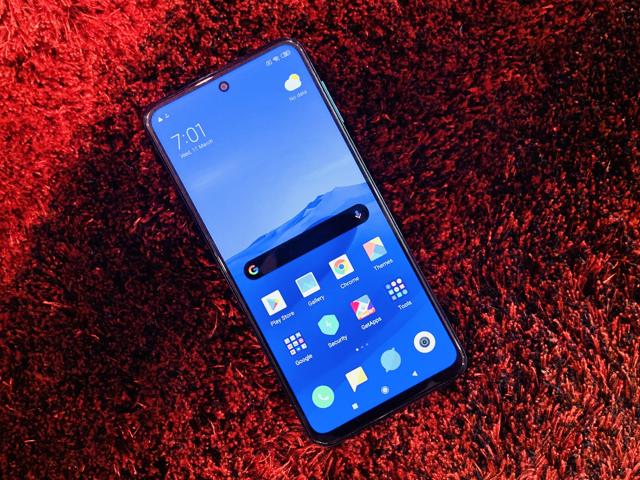 It comes with a 6.7-inch size display. It comes with a 6.7-inch size display.
