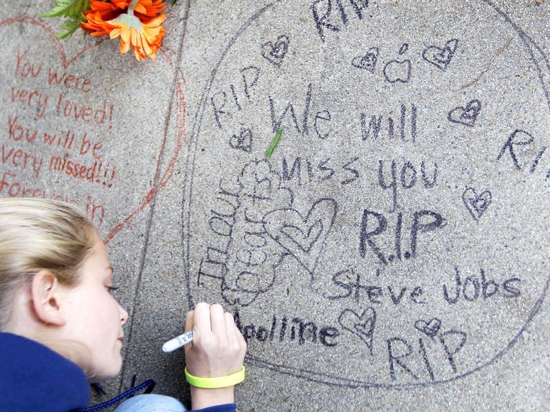 Apolline Arnaud, 12, a neighbor of Steve Jobs, writes a message in front of Jobs' home in Palo Alto, California. Apolline Arnaud, 12, a neighbor of Steve Jobs, writes a message in front of Jobs' home in Palo Alto, California.