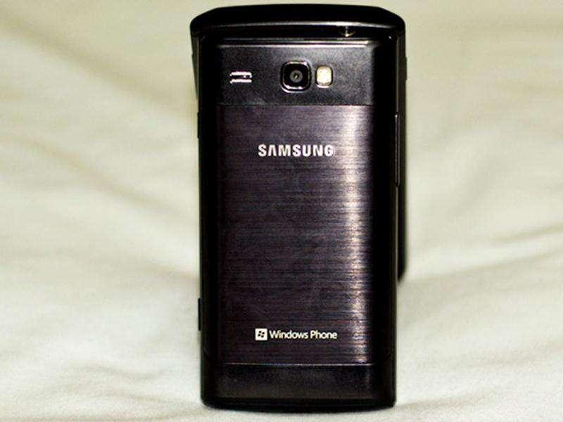 The back of the phones features a decent 5-megapixel camera, LED flash and a little grille for the loud speaker. The back panel is a little too smooth for our comfort and the phone tends to slip off if the palm gets sweaty. The back of the phones features a decent 5-megapixel camera, LED flash and a little grille for the loud speaker. The back panel is a little too smooth for our comfort and the phone tends to slip off if the palm gets sweaty.