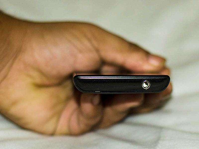 The top houses the standard 3.5-mm headphone jack and a small hole for the noise cancellation mic. The top houses the standard 3.5-mm headphone jack and a small hole for the noise cancellation mic.