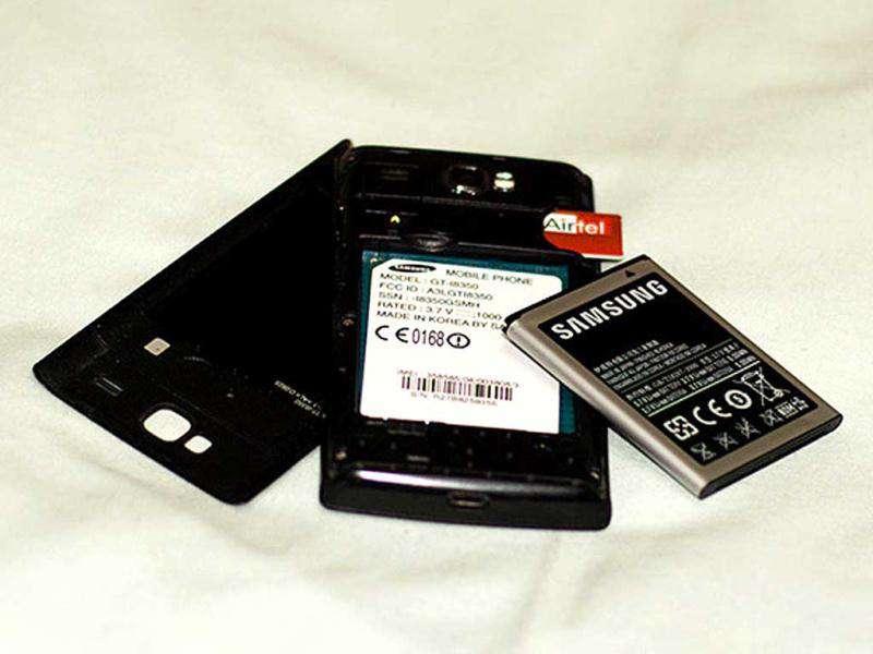 Despite the powerful innards and impressing sAMOLED display, the complete built of the phone very cheap and plastic. Despite the powerful innards and impressing sAMOLED display, the complete built of the phone very cheap and plastic.