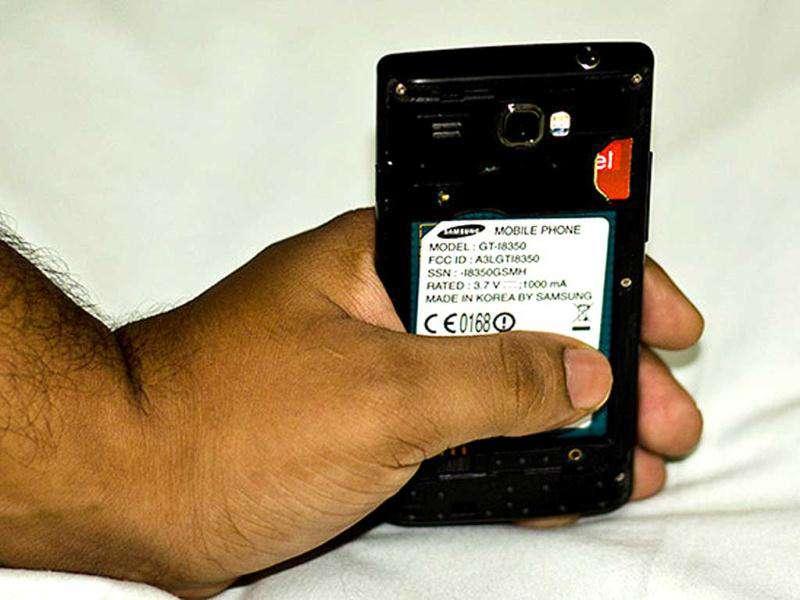 Even though the sim card can be pulled out without pulling the battery, the phone automatically switches off when the sim card is withdran. Even though the sim card can be pulled out without pulling the battery, the phone automatically switches off when the sim card is withdran.