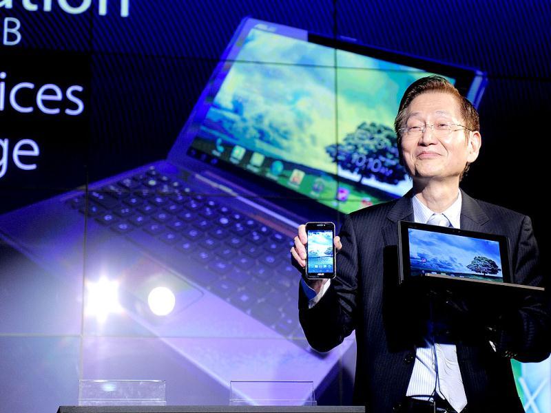 Chairman of the Chinese company Asus, Jonney Shih presents the Padphone during a press conference in Barcelona on the opening day of the Mobile World congress. The 2012 Mobile World Congress, the world's biggest mobile fair, will be held from February 27 to March 1 in Barcelona. AFP/Josep Lago Chairman of the Chinese company Asus, Jonney Shih presents the Padphone during a press conference in Barcelona on the opening day of the Mobile World congress. The 2012 Mobile World Congress, the world's biggest mobile fair, will be held from February 27 to March 1 in Barcelona. AFP/Josep Lago