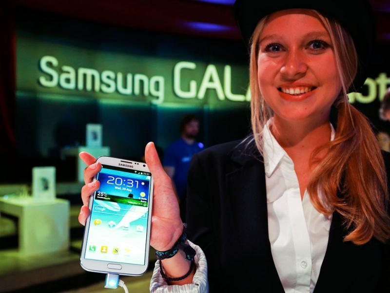 A model poses with the new Samsung Galaxy Note II tablet device during Samsung Mobile Unpacked 2012 event in Berlin's Tempodrom hall ahead of the start of the IFA consumer electronics fair in Berlin, August 29, 2012. The IFA consumer electronics and home appliances fair will open its doors to the public from August 31 till September 5 in the German capital. Reuters/Pawel Kopczynski A model poses with the new Samsung Galaxy Note II tablet device during Samsung Mobile Unpacked 2012 event in Berlin's Tempodrom hall ahead of the start of the IFA consumer electronics fair in Berlin, August 29, 2012. The IFA consumer electronics and home appliances fair will open its doors to the public from August 31 till September 5 in the German capital. Reuters/Pawel Kopczynski