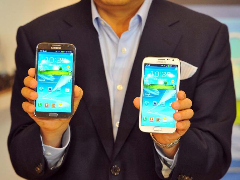 Samsung Galaxy Note II: Khám phá thiết bị đa nhiệm tiện dụng với Samsung Galaxy Note II, máy tính bảng có thể gọi điện đầu tiên trên thế giới. Với màn hình lớn, bút S Pen thông minh và hiệu suất mạnh mẽ, Note II sẽ giúp bạn thỏa mãn những nhu cầu công việc cũng như giải trí.