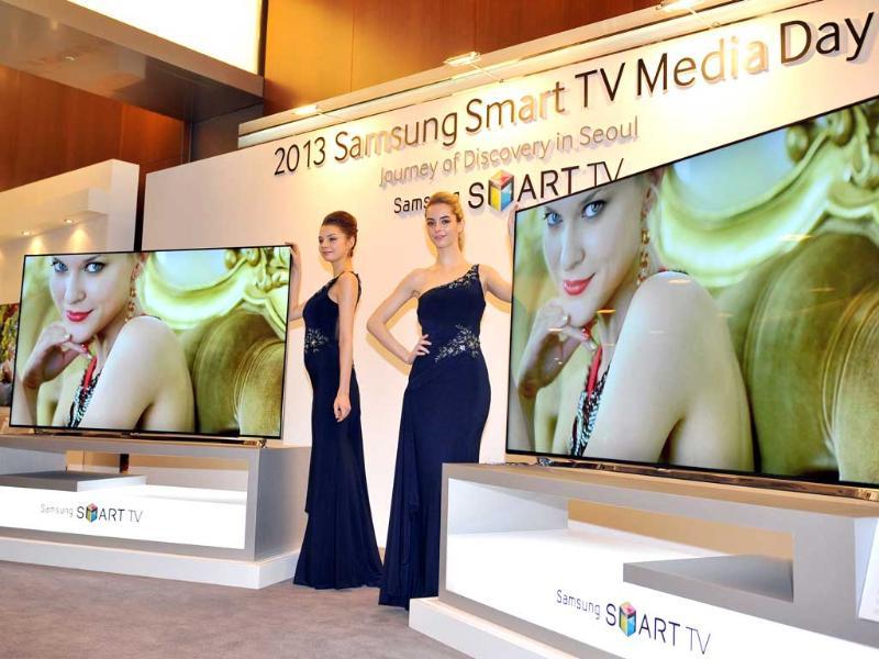 Models pose with Samsung Electronics' new 75 inch F8000 Smart LED TV during a media conference in Seoul on February 19, 2013. South Korea's Samsung Electronics on February 19 launched a set of giant, Internet-enabled televisions aimed at boosting profit margins and cementing its lead on the world's TV markets hit by slowing global demand. Photo: AFP / Jung Yeon-Je Models pose with Samsung Electronics' new 75 inch F8000 Smart LED TV during a media conference in Seoul on February 19, 2013. South Korea's Samsung Electronics on February 19 launched a set of giant, Internet-enabled televisions aimed at boosting profit margins and cementing its lead on the world's TV markets hit by slowing global demand. Photo: AFP / Jung Yeon-Je