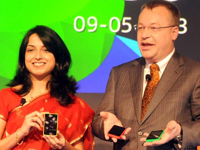 Chief executive officer (CEO) of Nokia Corporation Stephen Elop (R) and Head-Developer Outreach of Nokia, Sangeeta Bavi (L) hold Nokia Asha 501 cellular telephones during an unveiling ceremony in New Delhi. (AFP) Chief executive officer (CEO) of Nokia Corporation Stephen Elop (R) and Head-Developer Outreach of Nokia, Sangeeta Bavi (L) hold Nokia Asha 501 cellular telephones during an unveiling ceremony in New Delhi. (AFP)