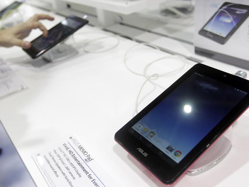 A visitor plays with Asustek's new product ASUS Memo Pad, a 7-inch tablet, at the TWTC Nangang exhibition hall in Taipei. Reuters/Pichi Chuang A visitor plays with Asustek's new product ASUS Memo Pad, a 7-inch tablet, at the TWTC Nangang exhibition hall in Taipei. Reuters/Pichi Chuang