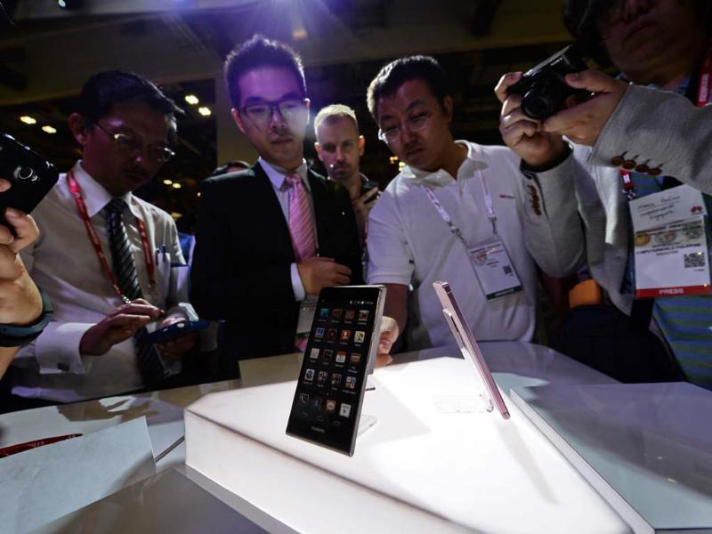 Visitors look at Huawei's Ascend P6 phone, billed as the world's thinnest smartphone, at the CommunicAsia telecom and broadcast event in Singapore. Photo: AFP/Roslan Rahman Visitors look at Huawei's Ascend P6 phone, billed as the world's thinnest smartphone, at the CommunicAsia telecom and broadcast event in Singapore. Photo: AFP/Roslan Rahman
