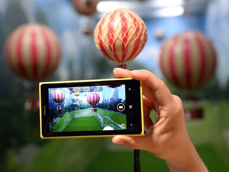 A employee demonstrates the photo capabilities of the Nokia Lumia 1020, a Windows Phone with a 41-megapixel camera after its unveiling in New York City. Photo: AFP / Timothy Clary A employee demonstrates the photo capabilities of the Nokia Lumia 1020, a Windows Phone with a 41-megapixel camera after its unveiling in New York City. Photo: AFP / Timothy Clary