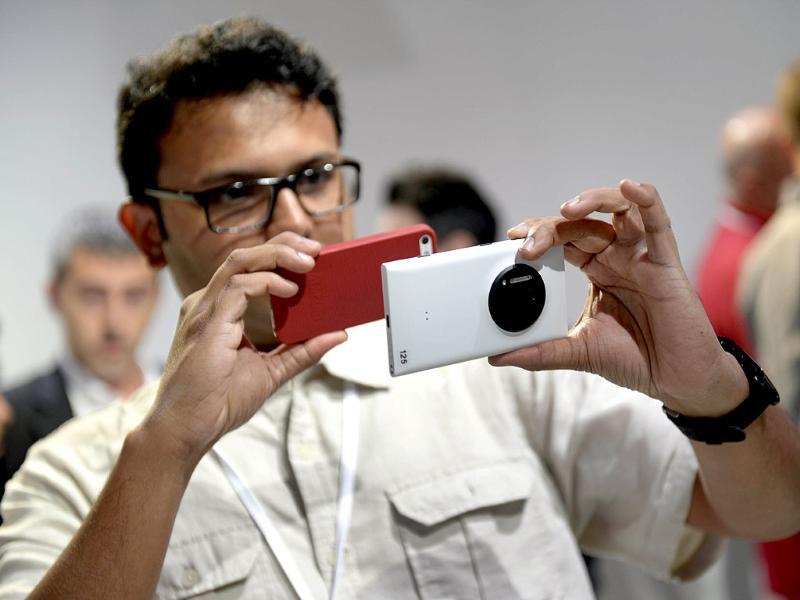 Members of the press takes photos after the official unveiling of the Nokia Lumia 1020, a Windows Phone with a 41-megapixel camera at a event in New York City. Photo: AFP / Timothy Clary Members of the press takes photos after the official unveiling of the Nokia Lumia 1020, a Windows Phone with a 41-megapixel camera at a event in New York City. Photo: AFP / Timothy Clary