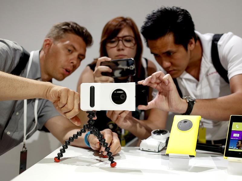 Guests at Nokia's unveiling of its new Lumia 1020 smartphone use the new phone's 41-megapixel camera with a grip in New York. Photo: Reuters/Shannon Stapleton Guests at Nokia's unveiling of its new Lumia 1020 smartphone use the new phone's 41-megapixel camera with a grip in New York. Photo: Reuters/Shannon Stapleton