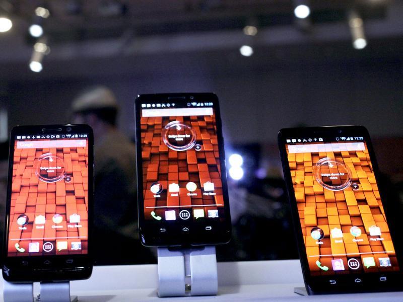 Three new smartphones from Verizon are displayed in New York. From left to right are the Motorola Droid Mini, Droid Ultra and Droid Maxx. Photo: AP/Mark Lennihan Three new smartphones from Verizon are displayed in New York. From left to right are the Motorola Droid Mini, Droid Ultra and Droid Maxx. Photo: AP/Mark Lennihan