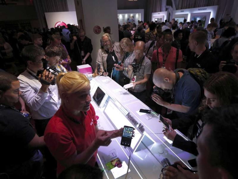 Journalists look at the new LG G2 smartphone following its debut at a news conference in New York. Photo: Reuters/Brendan McDermid Journalists look at the new LG G2 smartphone following its debut at a news conference in New York. Photo: Reuters/Brendan McDermid