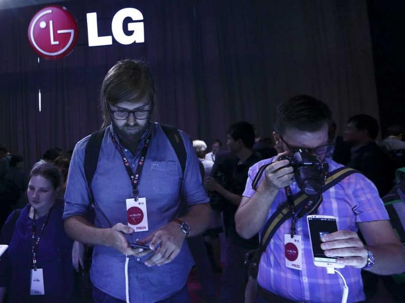 Journalists look at the new LG G2 smartphone following its debut at a news conference in New York. Photo: Reuters/Brendan McDermid Journalists look at the new LG G2 smartphone following its debut at a news conference in New York. Photo: Reuters/Brendan McDermid