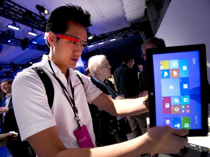 Vincent Nguyen, Editor in Chief of SlashGear, wears Google Glass while covering the introduction of the Microsoft Surface 2 in New York. Photo: AP/Mark Lennihan Vincent Nguyen, Editor in Chief of SlashGear, wears Google Glass while covering the introduction of the Microsoft Surface 2 in New York. Photo: AP/Mark Lennihan