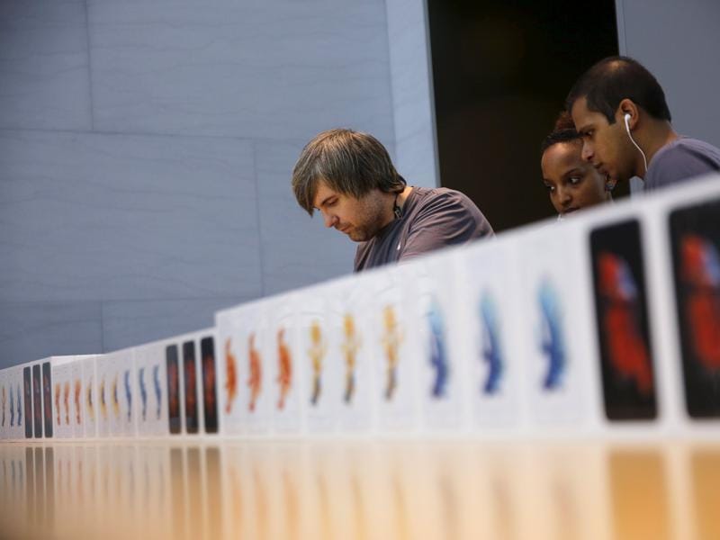 Apple employees take orders for the new iPhone 6S at the Apple Retail in Palo Alto, California. (Reuters Photo) Apple employees take orders for the new iPhone 6S at the Apple Retail in Palo Alto, California. (Reuters Photo)