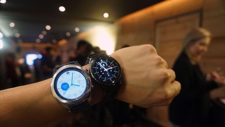 Not only that, the Amazon India website also has a product listing from Samsung with a price tag of Rs 54,364 for two variants called Gear S3 Classic and Gear S3 Frontier with the same price. While from the looks of it, the Classic seems to have a leather strap while the Frontier seems to have a silicone strap.