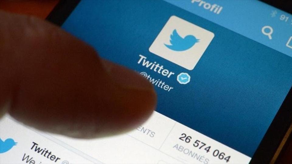 Twitter acquired Vine in October 2012, and as of 2016, the app had over 200 million active monthly users and more than 1.5 billion loops have been viewed since its inception. Twitter acquired Vine in October 2012, and as of 2016, the app had over 200 million active monthly users and more than 1.5 billion loops have been viewed since its inception.