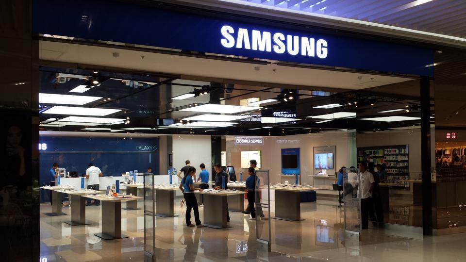 According to a report in Mashable India, to bring Samsung Pay in India, Samsung has partnered with American Express and is mulling over “exploring opportunities with giants such as Visa and MasterCard as well.”