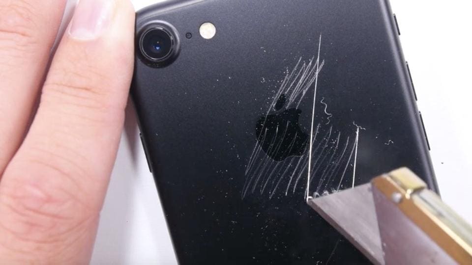 Some of the consumers who bought Apple’s latest iPhone 7 or the iPhone 7 Plus in matte black colour are now complaining that they have a problem of the paint chipping off from their phones at the edges.