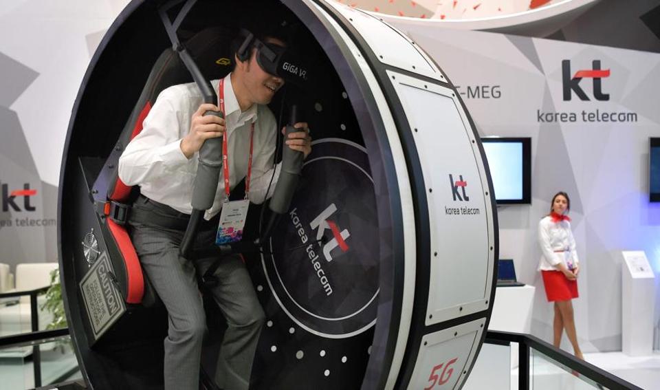 A visitor tests the ‘Korea VR Tour’ in the stand of KT -Korea Telecom (AFP) A visitor tests the ‘Korea VR Tour’ in the stand of KT -Korea Telecom (AFP)