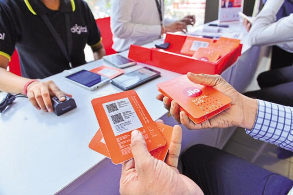 Customers buying Reliance Jio sims at a Reliance Digital centre in Mumbai . Photo By Aniruddha Chowdhury/Mint