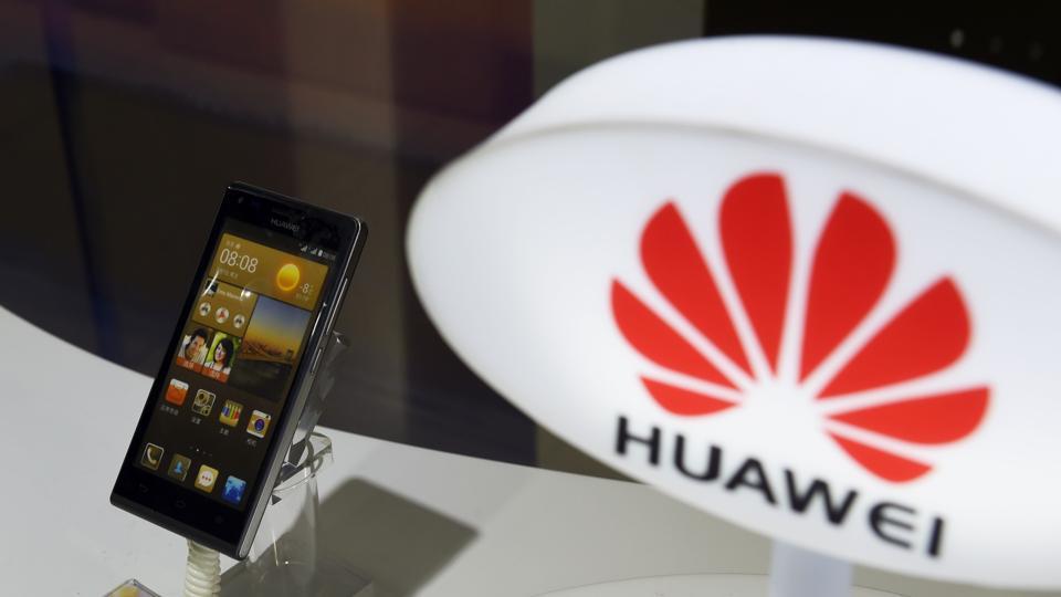 Chinese brands continue to dominate the global smartphone market. AFP PHOTO / GREG BAKER