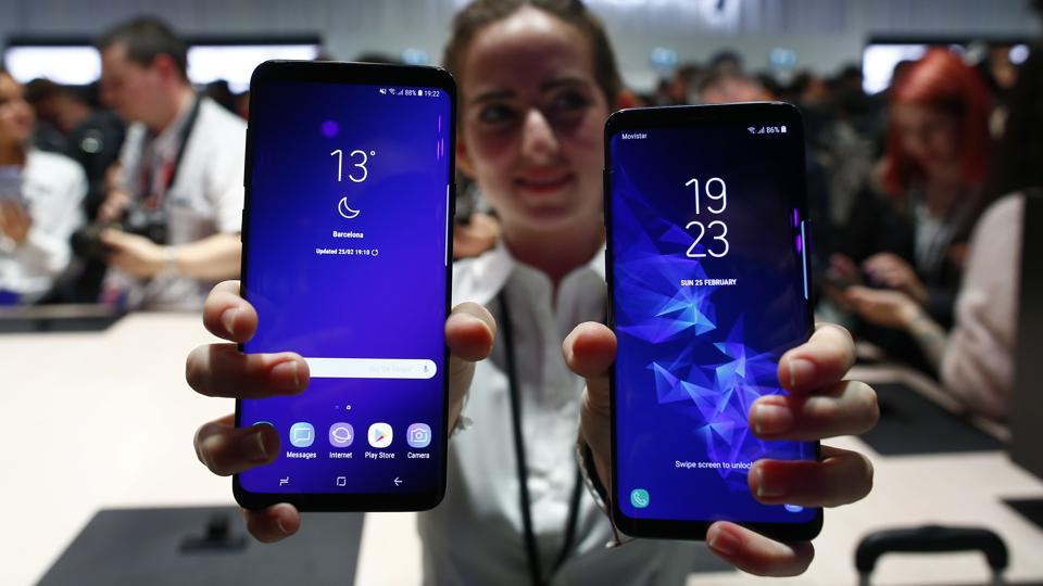 A woman holds the new Galaxy S9 and S9+ during the Samsung Galaxy Unpacked 2018 event on the eve of the Mobile World Congress wireless show, in Barcelona, Spain, Sunday, Feb. 25, 2018.  (AP Photo/Manu Fernandez)