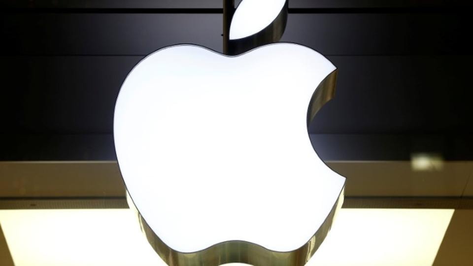 FILE PHOTO: The logo of Apple is seen at a store in Zurich, Switzerland November 22, 2016. REUTERS/Arnd Wiegmann