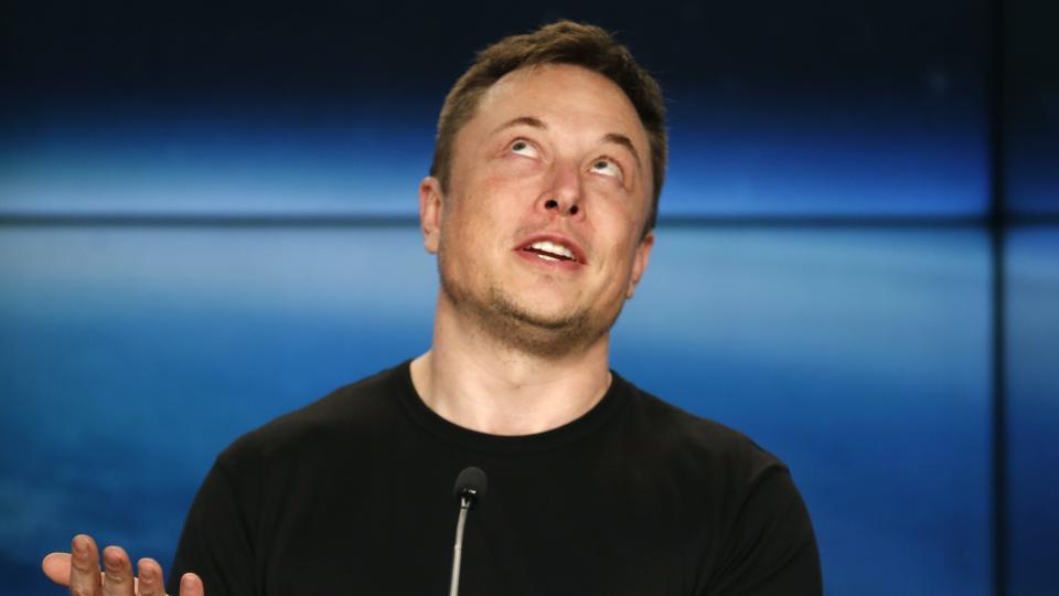 Following a dare on Twitter, Elon Musk deleted SpaceX, Tesla and his official pages on Facebook.
