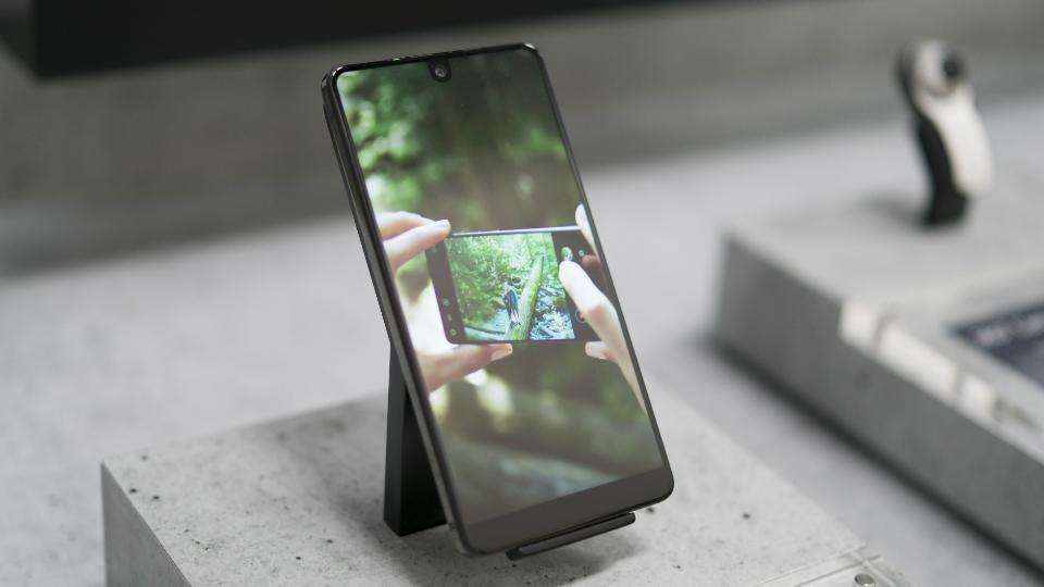 Essential Phone features 5.7-inch edge-to-edge display with Gorilla Glass 5 protection on top.