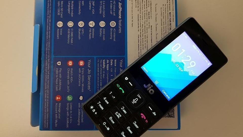Google bets big on smart feature phones with its latest investment in KaiOS, the company that build software for Reliance JioPhone.