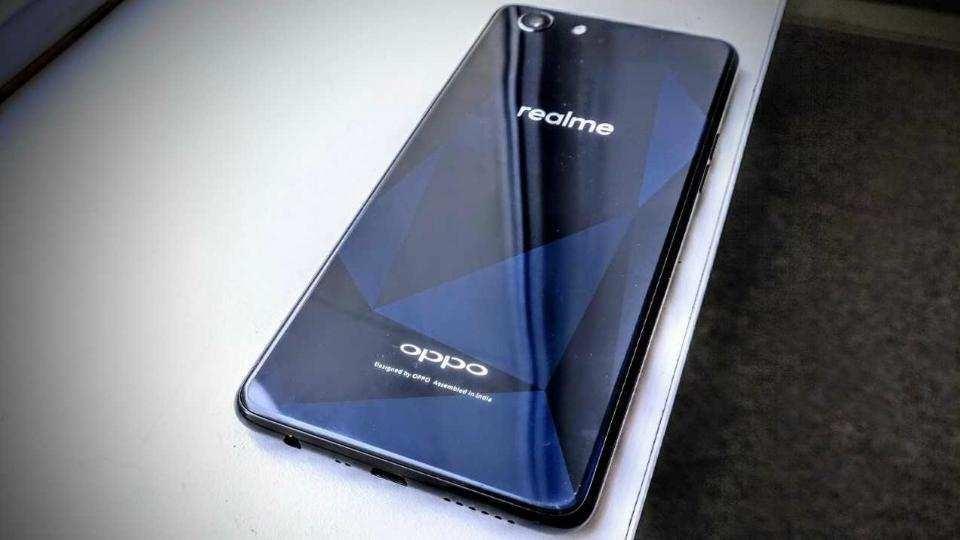 Oppo Realme 1 features a plastic body with a glossy look