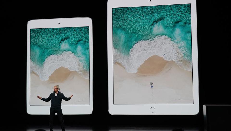 im Cook, CEO of Apple unveils new Ipads during a special event at the Brooklyn Academy of Music, Howard Gilman Opera House October 30, 2018, in New York. (Photo by TIMOTHY A. CLARY / AFP)