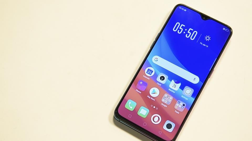 Oppo R17 Pro features a 6.4-inch Full HD+ display with Corning Gorilla Glass 6 protection.