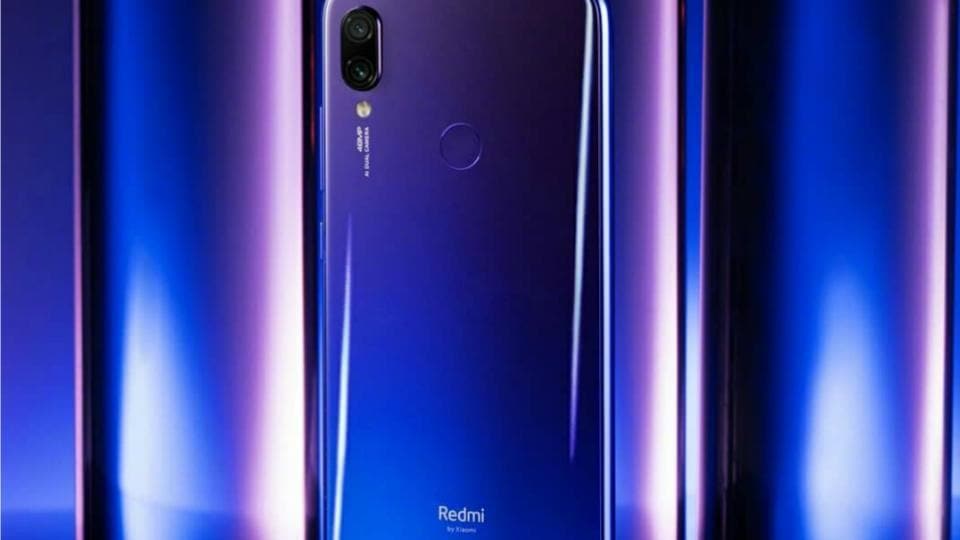 Xiaomi Redmi Note 7 features a gradient colour design in three colour options.