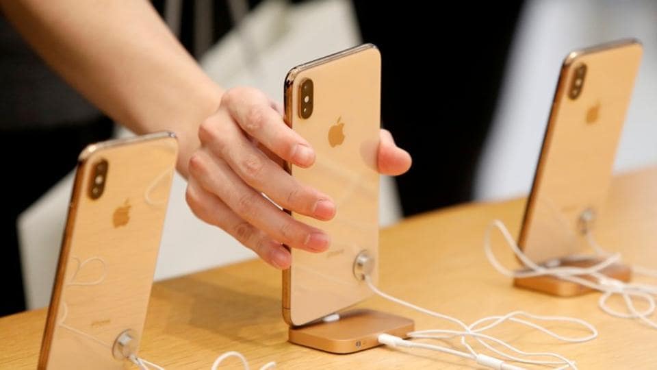 FILE PHOTO: People look at iPhones at the World Trade Center Apple Store during a Black Friday sales event in Manhattan, New York City, U.S., Nov. 23, 2018. REUTERS/Andrew Kelly/File Photo