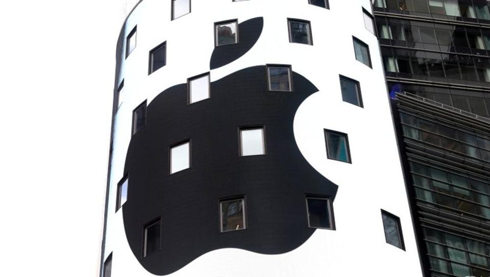 FILE PHOTO: An electronic screen displays the Apple Inc. logo on the exterior of the Nasdaq Market Site following the close of the day's trading session in New York City, New York, U.S., August 2, 2018. REUTERS/Mike Segar/File Photo FILE PHOTO: An electronic screen displays the Apple Inc. logo on the exterior of the Nasdaq Market Site following the close of the day's trading session in New York City, New York, U.S., August 2, 2018. REUTERS/Mike Segar/File Photo