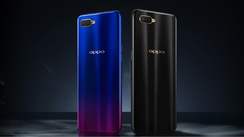 Oppo K1 comes in two colour options of blue and black with a gradient finish. Oppo K1 comes in two colour options of blue and black with a gradient finish.