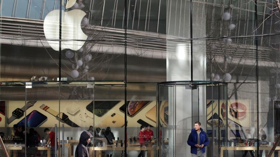 A man walks out of an Apple store in Beijing, China December 14, 2018. REUTERS/Jason Lee/Files A man walks out of an Apple store in Beijing, China December 14, 2018. REUTERS/Jason Lee/Files