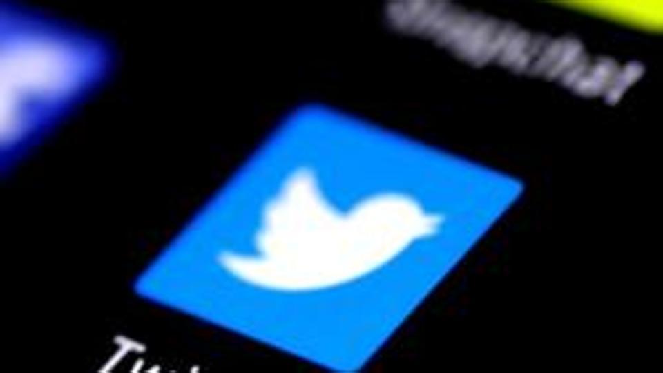 FILE PHOTO: The Twitter application is seen on a phone screen August 3, 2017. REUTERS/Thomas White/File Photo