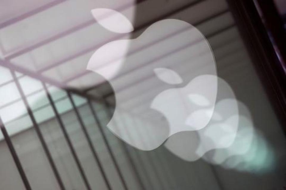 The tech giants’ plan involves updating the software on billions of phones so consumers can use wireless technology to track who they come into contact with. The tech giants’ plan involves updating the software on billions of phones so consumers can use wireless technology to track who they come into contact with.
