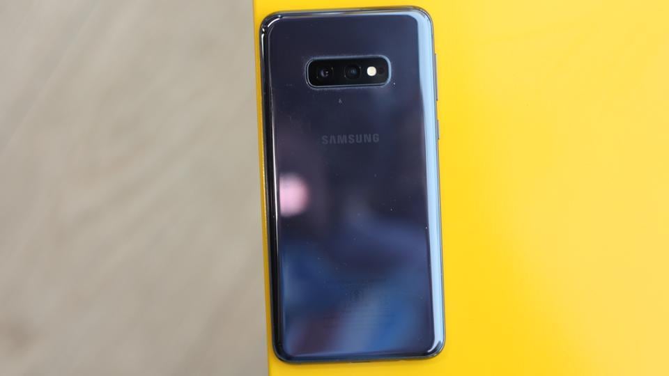 Samsung Galaxy S10e is available for  <span class='webrupee'>₹</span>55,990.