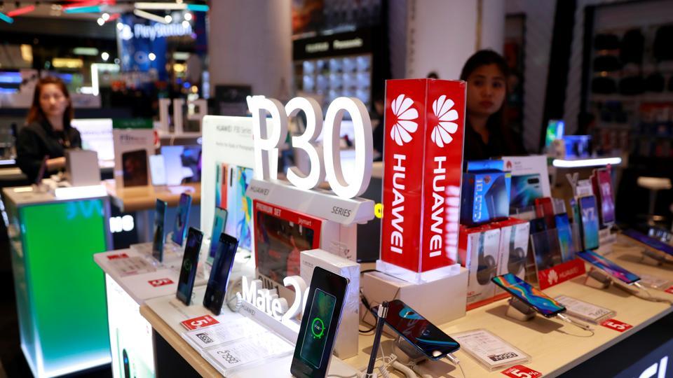 An employee sells Huawei P30 handset in a shopping centre in Bangkok, Thailand May 22, 2019. REUTERS/Soe Zeya Tun - RC182D0CC7F0