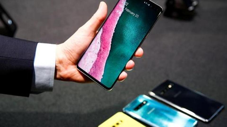 A journalist holds the new Samsung Galaxy S10 smartphone at a press event in London, Britain February 20, 2019.