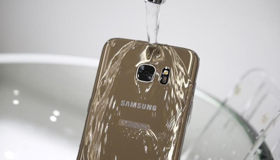 FILE PHOTO: A model demonstrates the waterproof function of Samsung Electronics' new smartphone, Galaxy S7 Edge, during its launch ceremony in Seoul, South Korea, March 10, 2016.